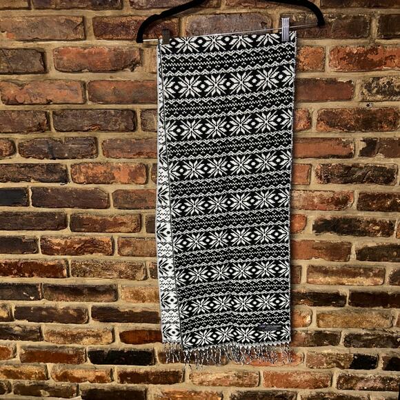 Black & White Snowflake Reversible Knit Rectangle Scarf Women's - Picture 1 of 4